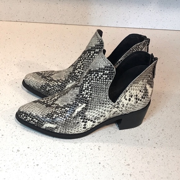 🔴 4/$15 BLONDO Waterproof Black & Gray Snakeskin Ankle Booties size 6.5 in EUC - Picture 7 of 14